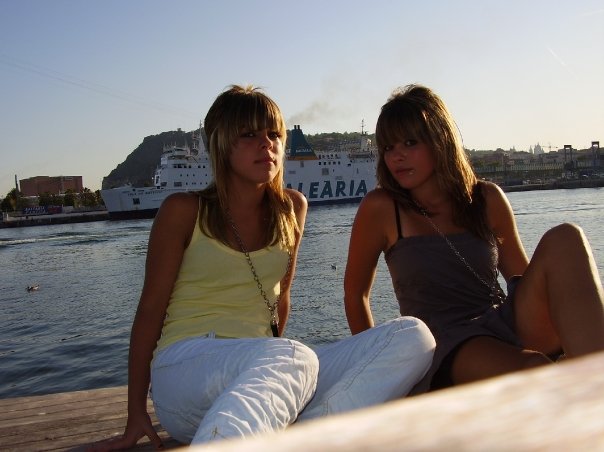 Esther y Mery pasan la tarde en el puerto