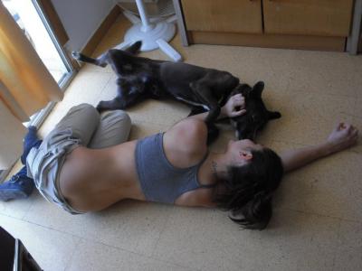 Laura Sevall y su perro Yaki